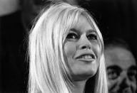 Jane Birkins Vorgängerin als Liebschaft Serge Gainsbourgs war diese schmollmundige Dame: Brigitte Bardot war schon in den 50-ern der Männerschwarm des europäischen Films ("... und immer lockt das Weib"), in den 60-ern stieg sie zur weltweit verehrten Pop-Ikone auf ... (Bild: Len Trievnor/Express/Getty Images)