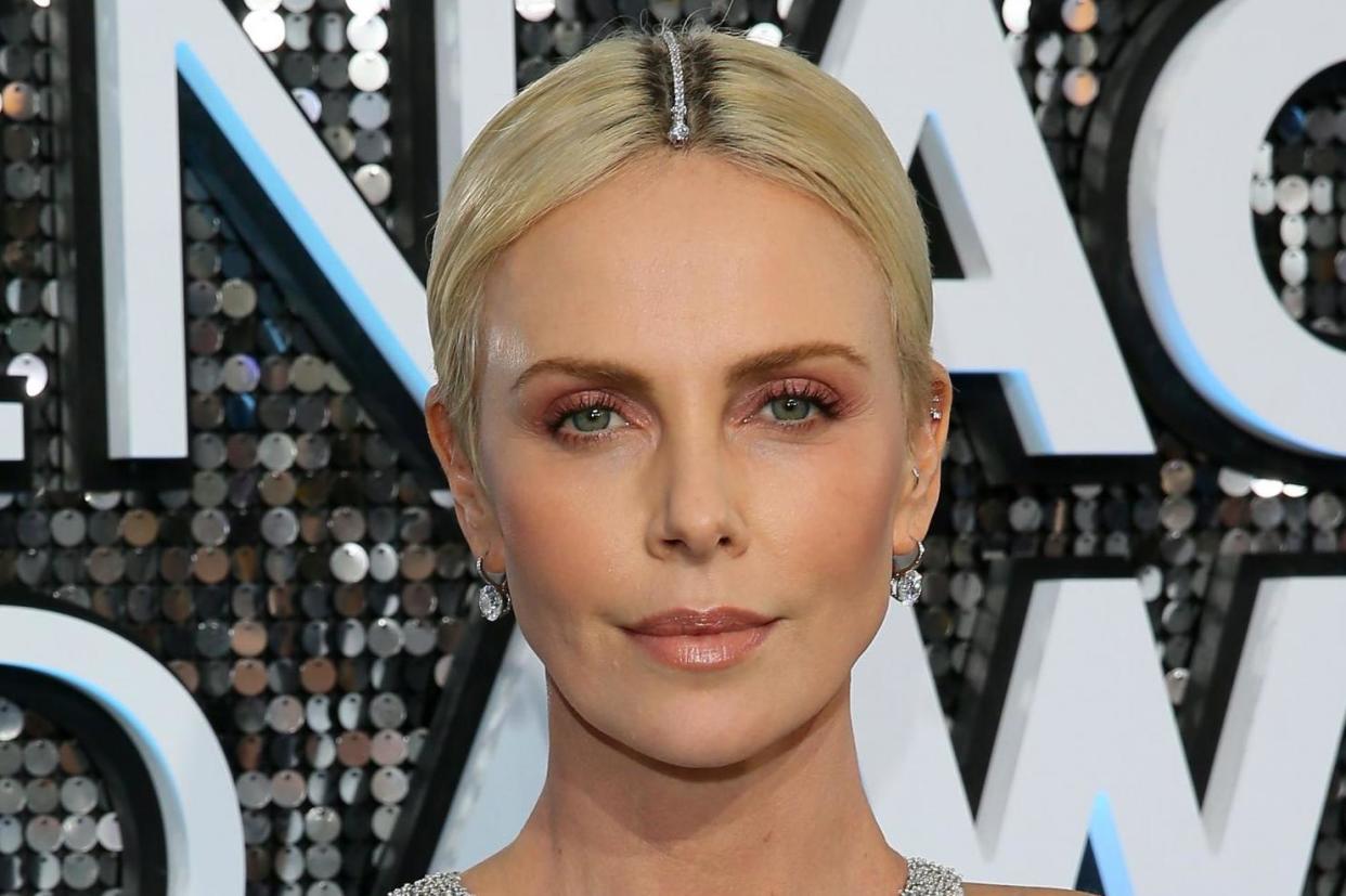 Charlize Theron had the perfect hair accessory: Getty Images