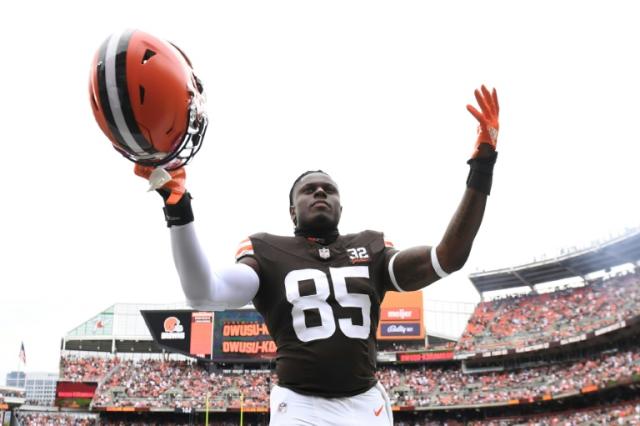 David Njoku Arrives in Mask at Browns Game After Burning Face