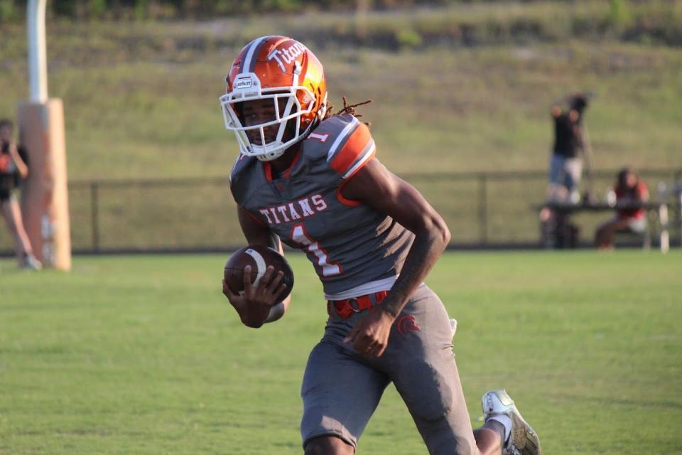 Malachi Walters (1) threw four touchdowns in University's 35-14 victory over Hagerty last week.