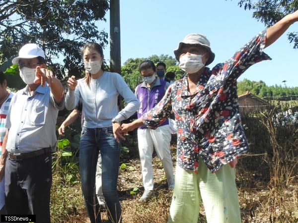 立委許淑華陪同縣長林明溱，會勘竹山鎮田子、鯉魚兩里「石頭坑」等四處野溪及古道排水溝，當場核定共約三百五十萬元經費改善。(記者蔡榮宗攝)