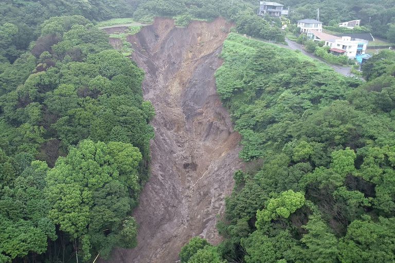 Vista de la enorme franja que quedó en la montaña tras el deslizamiento