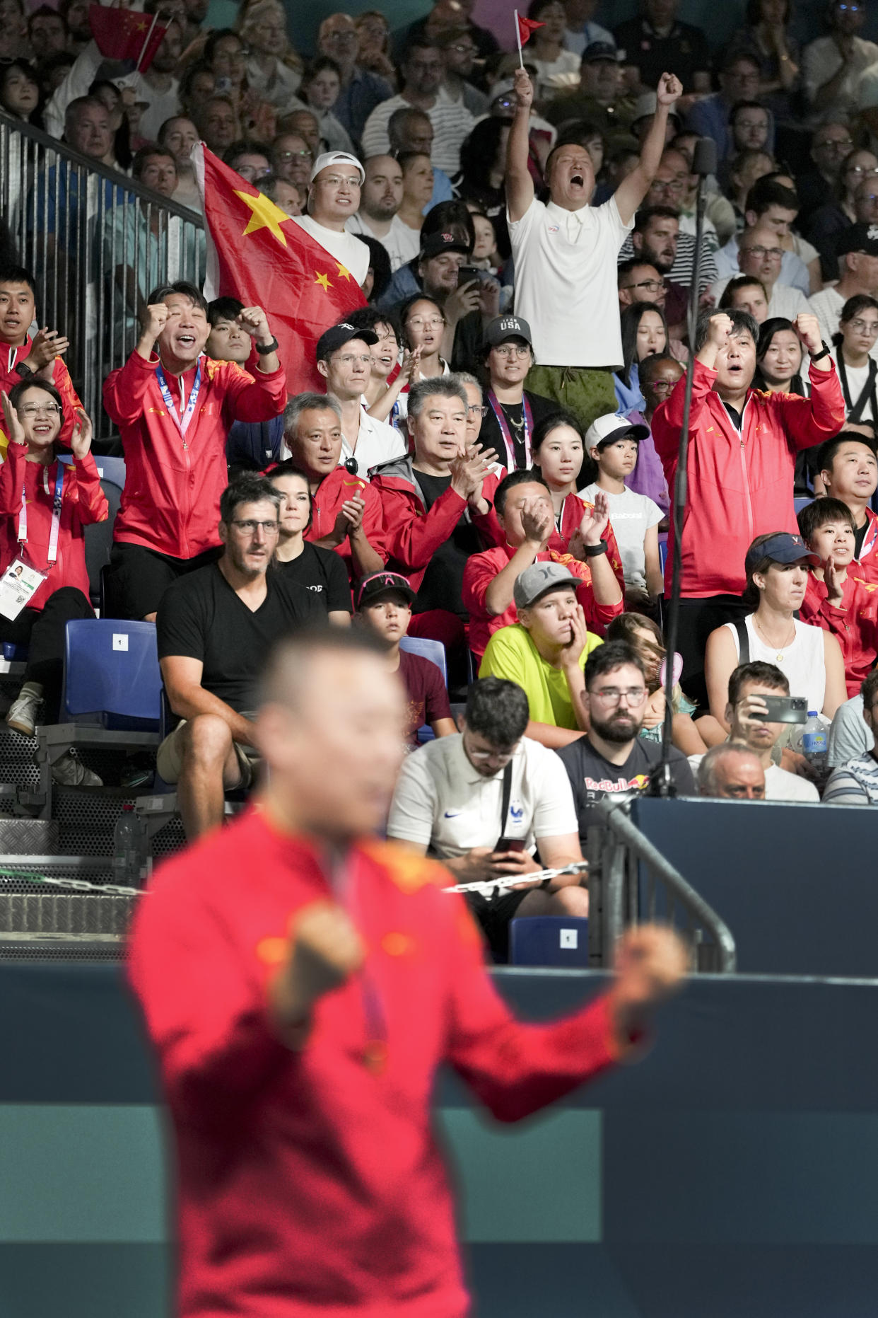 Lily Zhang, de Estados Unidos, con su entrenadora después de ganar su partido de la ronda de dieciseisavos de final, durante el torneo femenil de tenis de mesa de los Juegos Olímpicos de 2024 en la sede París Sur Arena en París, el 29 de julio de 2024. (Chang W. Lee/The New York Times)