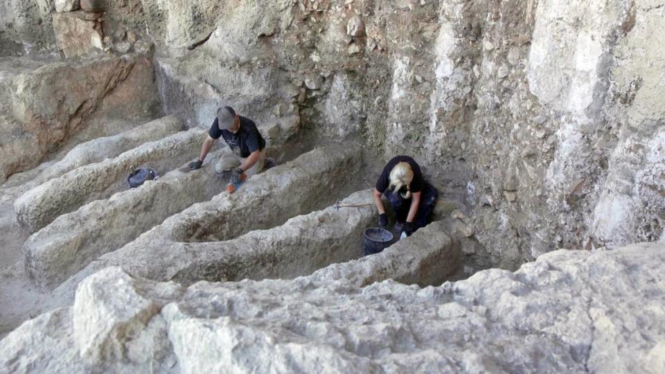 Funcionarios dijeron que llamaron a la unidad forense de la policía para ayudar a determinar el uso de las estructuras, pero no tuvieron éxito.