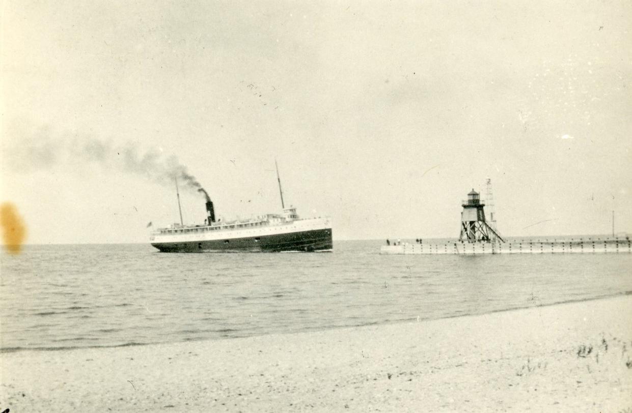 The steamer Manitou makes its way towards Charlevoix.