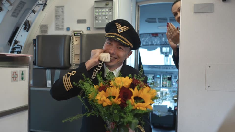 The moment Captain Hanc proposed - LOT Polish Airlines via Facebook