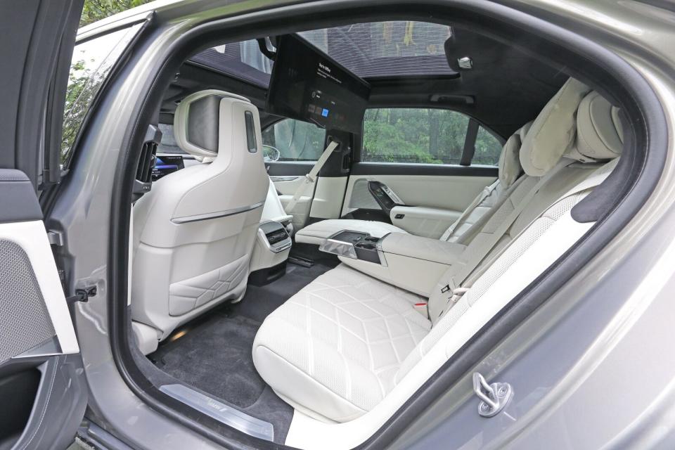 後座豪華總裁座椅與31.3吋懸浮螢幕同樣是Excellence車型標配，帶來超乎想像的豪華移動享受。