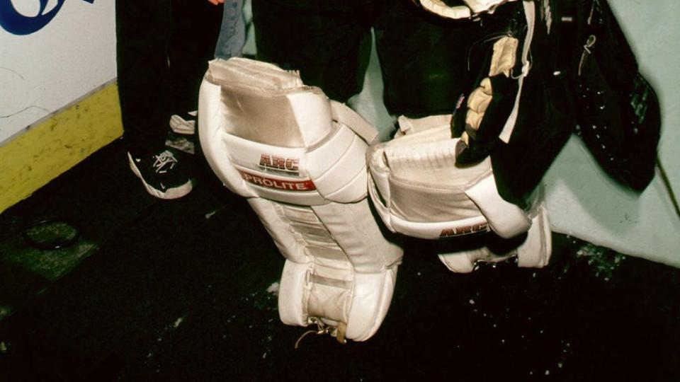 keanu reeves playing ice hockey