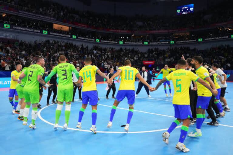 Los jugadores de la selección brasileña festejando el título del mundo de futsal