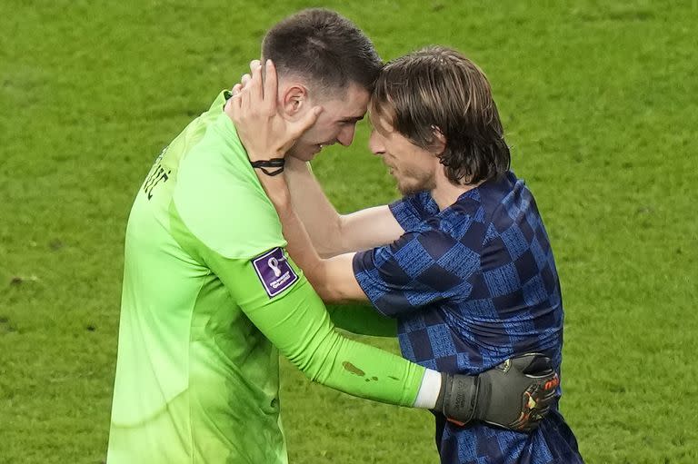 El festejo entre Livakovic y Modric tras la clasificación por penales de Croacia ante Japón