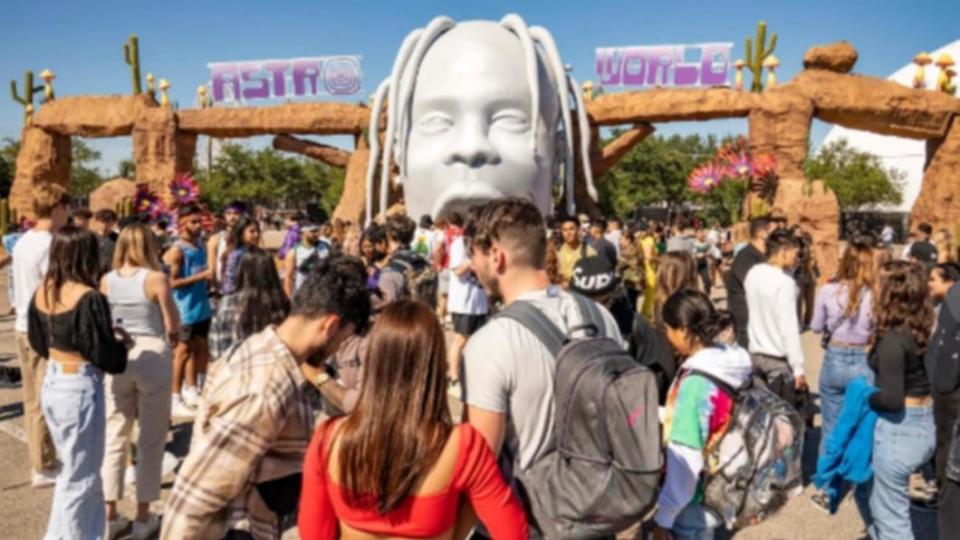 美國饒舌歌手史考特（Travis Scott），2021年在「天文音樂祭」（Astroworld Festival）表演時，歌迷發生踩踏意外，造成8人身亡。（圖／翻攝自《紐約郵報》）