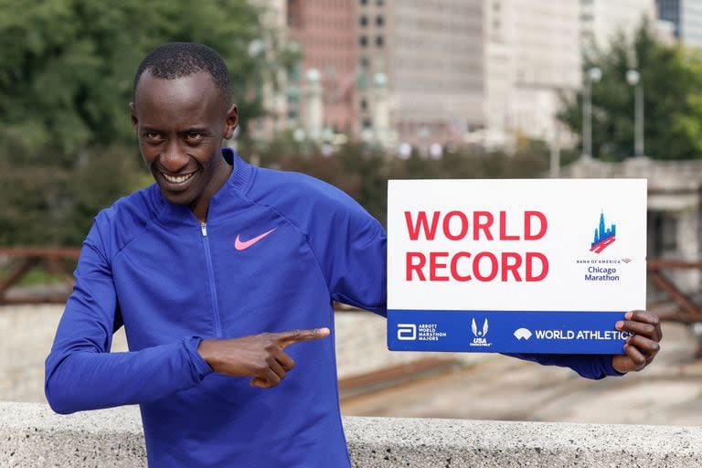 Kelvin Kiptum, de Kenia, celebra haber ganado el maratón de Chicago del Bank of America de 2023 en Chicago, Illinois, con un tiempo récord mundial de dos horas y 35 segundos, el 8 de octubre de 2023