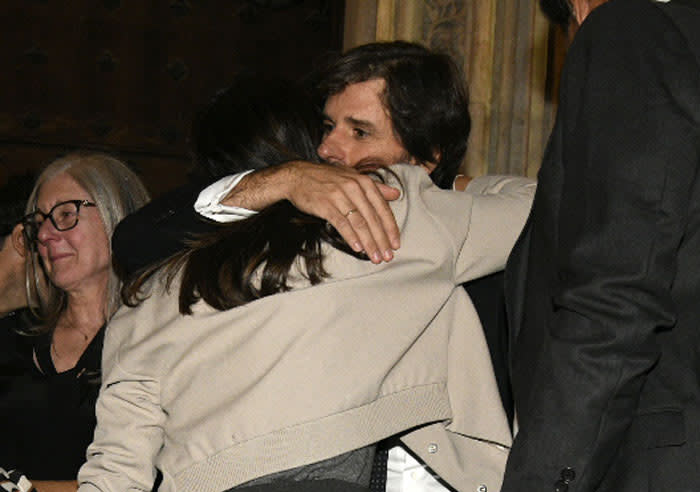 Álvaro Falcó se abraza a Tamara Falcó en el funeral por su madre