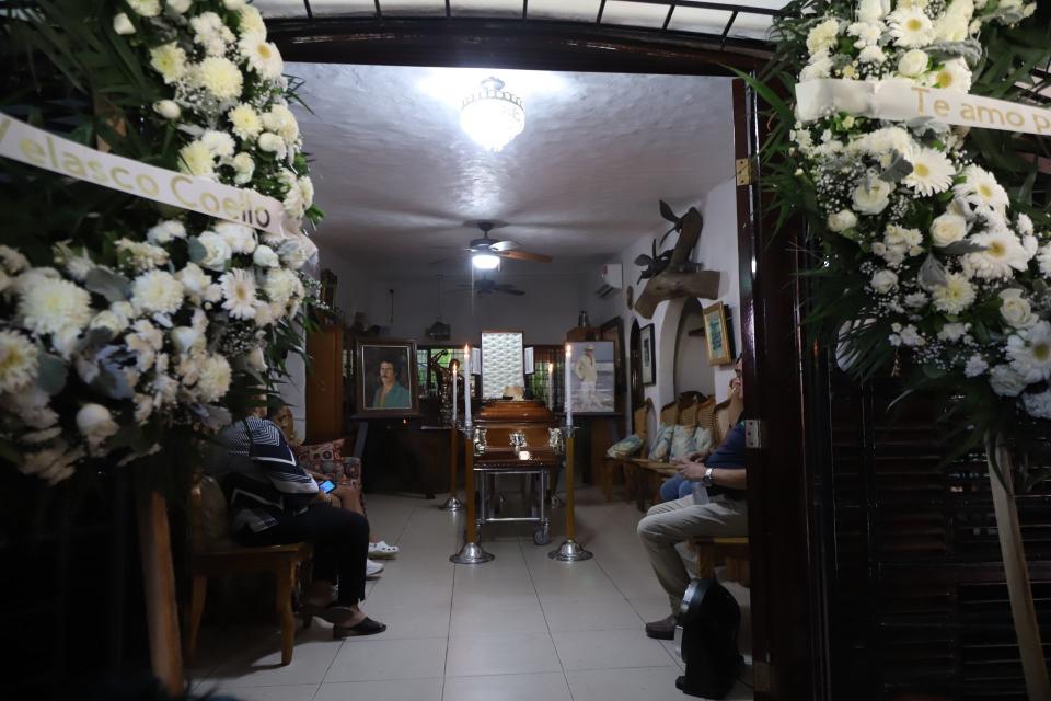 ACAPULCO, GUERRERO, 05ABRIL2023. Funeral del actor AndrÃ©s GarcÃ­a, en la casa de su viuda en Acapulco, Guerrero. Tras complicaciones de salud, el actor de origen dominicano pero quÃ© hiciera carrera en el cine mexicano; falleciÃ³ el pasado 4 de abril. FOTO: EDGAR NEGRETE/CUARTOSCURO.COM