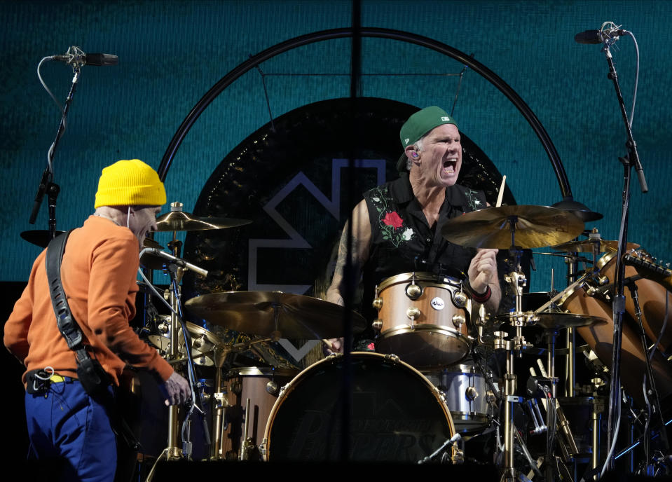 El baterista de Red Hot Chili Peppers, Chad Smith, derecha, durante su presentación en el festival Vive Latino en la Ciudad de México el domingo 19 de marzo de 2023. (Foto AP/Fernando Llano)