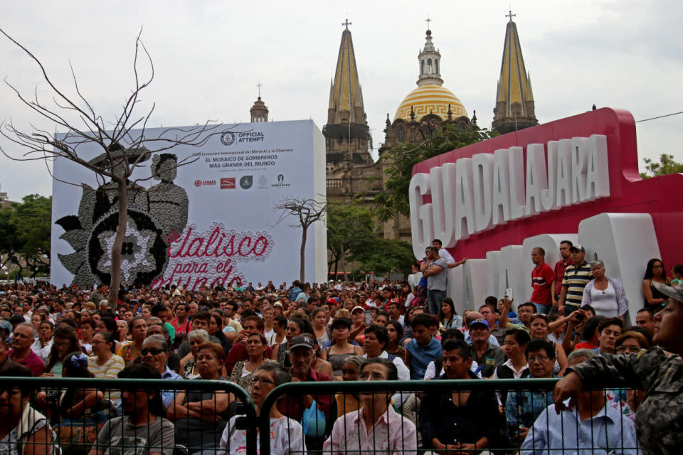 Nace “pobre, su padre enloquece cuando es niño, va a una institución de amparo social donde aprende música, a los trece años se escapa para ir a Ciudad Juárez y vende burritos en la calle”, y ya en la capital mexicana “pasa en (la cárcel de) Lecumberri 18 meses”, acusado de un robo menor, relató Krauze. / Foto: Guadalajara, Jalisco, Agencia Cuartoscuro