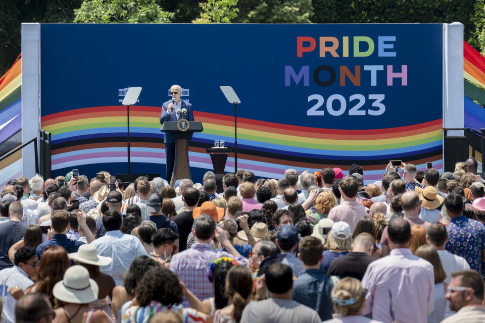 Manifestantes pro derechos LGBTQ se reúnen frente al Museo de la Revolución Estadounidense, donde se estaban llevando a cabo varios eventos de la cumbre de Moms for Liberty, en Filadelfia, el 29 de junio de 2023. (Haiyun Jiang/The New York Times)
