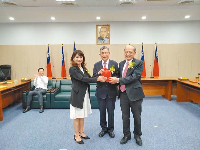 高雄港區土地開發公司總經理洪東煒（前右）對於去留保持平常心，前左為將暫代總經理的土開公司董事長沈妙姿。（本報資料照片）