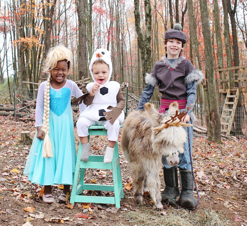 Bonnice photographs her children&rsquo;s Halloween dress-up adventures with their animal friends for an Instagram series she calls&nbsp;<a href="https://www.instagram.com/explore/tags/sweetfluffdressup/" target="_blank">#SweetFluffDressUp</a>. (Photo: Lindsey Bonnice/Live Sweet Photography)