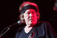 <p><b>Paul Kantner</b> - Le guitariste et cofondateur du groupe de musique Jefferson Airplane est mort jeudi 28 janvier à l'âge de 74 ans. Victime d'une crise cardiaque quelques jours plus tôt, il a été emporté par une défaillance multiviscérale. Grand nom de l'ère du rock psychédélique des années 1960, il a joué avec son groupe plusieurs hymnes du mouvement hippie, comme “Somebody to Love” ou “White Rabbit”.<br><b>Ce contenu peut également vous intéresser : <a rel="nofollow" href="https://fr.news.yahoo.com/photos/ils-nous-ont-quittes-en-2015-1420472594-slideshow/" data-ylk="slk:Ils nous ont quittés en 2015;elm:context_link;itc:0;sec:content-canvas;outcm:mb_qualified_link;_E:mb_qualified_link;ct:story;" class="link  yahoo-link">Ils nous ont quittés en 2015</a></b></p>