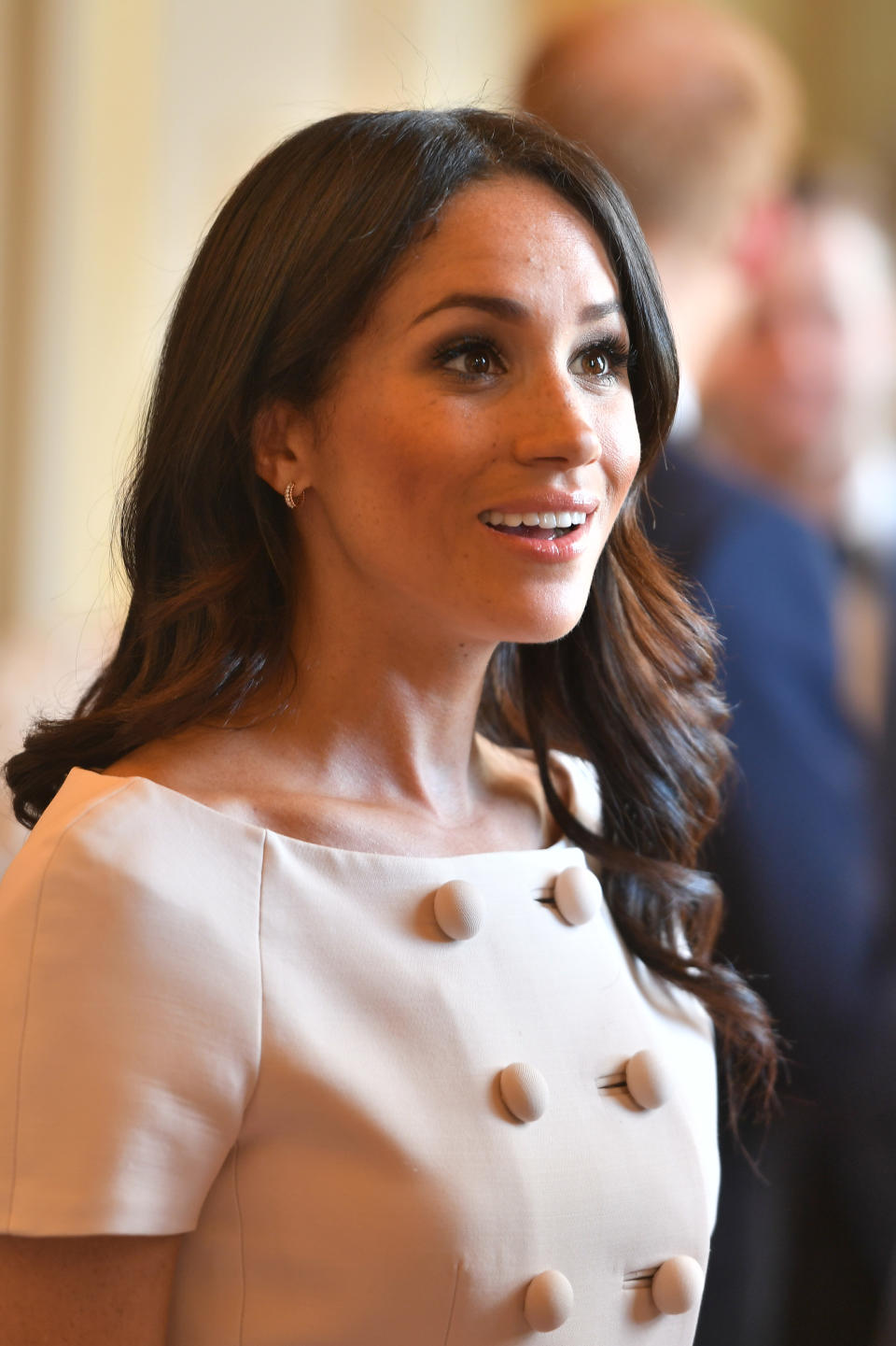 <p>For the queen’s Young Leaders Awards Ceremony at Buckingham Palace on June 26, Meghan opted for Duchess of Cambridge-inspired locks. (Photo: Getty Images) </p>