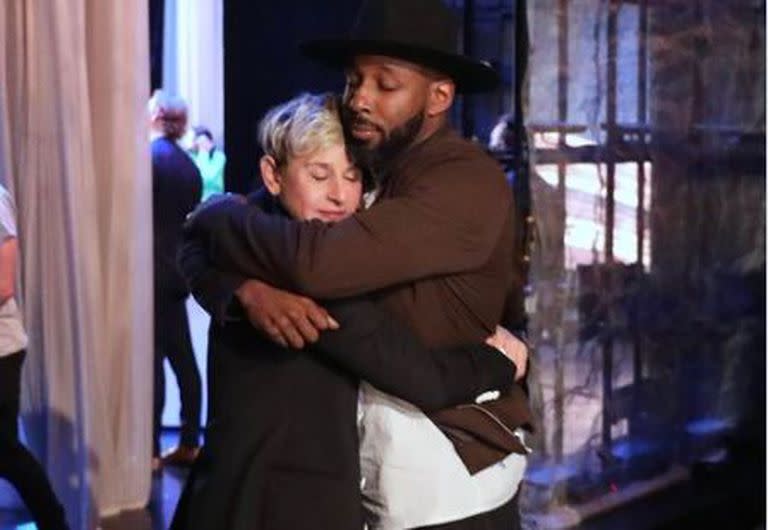 El emotivo mensaje de Ellen DeGeneres sobre el DJ de su programa que apareció muerto en un motel.