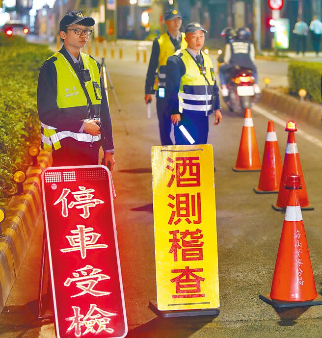 考試院會昨天通過修正「公務人員陞遷法」，未來公務員如果有酒駕、性騷擾或跟蹤騷擾等不當行為，1年內都將不能陞遷。圖為警方執行酒測勤務的畫面。（本報資料照片）