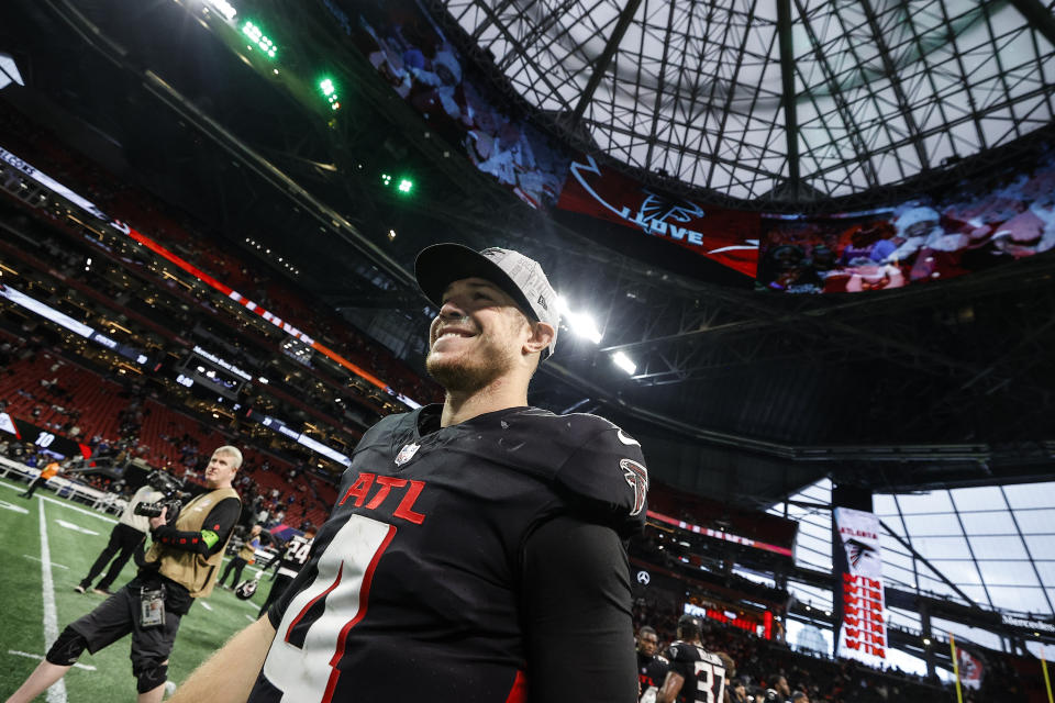 Atlanta Falcons quarterback Taylor Heinicke (4) leaves the field after an NFL football game against the Indianapolis Colts, Sunday, Dec. 24, 2023, in Atlanta. The Atlanta Falcons won 29-10. (AP Photo/Alex Slitz)