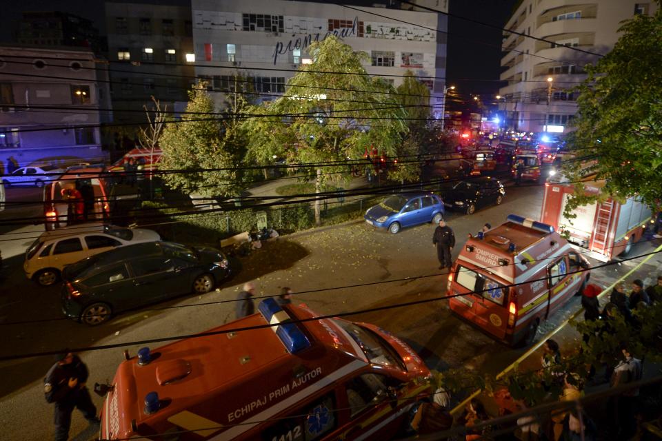 Emergency services work outside a nightclub in Bucharest, Romania October 31, 2015. Twenty five died in a nightclub blast and fire late on Friday and at least 88 people were admitted to hospital, government officials said. REUTERS/Inquam Photos THIS IMAGE HAS BEEN SUPPLIED BY A THIRD PARTY. IT IS DISTRIBUTED, EXACTLY AS RECEIVED BY REUTERS, AS A SERVICE TO CLIENTS. ROMANIA OUT. NO COMMERCIAL OR EDITORIAL SALES IN ROMANIA.