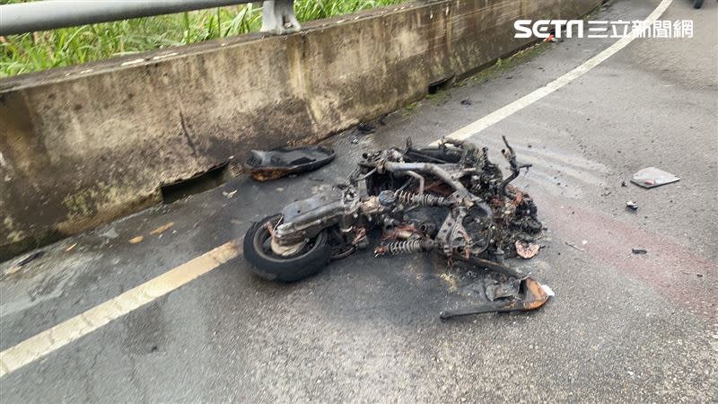 整部車被燒成廢鐵。（圖／翻攝畫面）