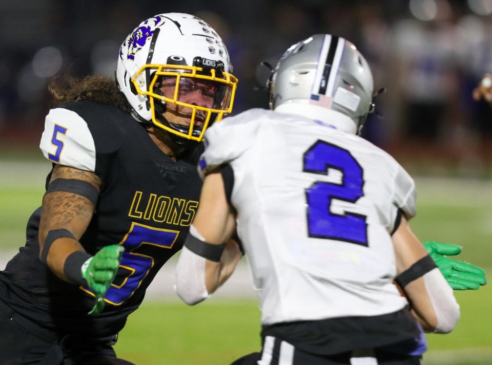 Gahanna’s Jaden Yates (5) zeros in on Hilliard Bradley’s Michael Hunkus (2) during a Division I regional quarterfinal Nov. 4 at Whitehall.