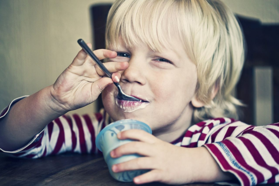 <p>Die Bakterien, die im Joghurt enthalten sind, halten den Darm gesund und vermeiden Magenprobleme und Durchfall. Sie können auch Kefir probieren, der ebenfalls reich an probiotischen Inhaltsstoffen ist.</p>