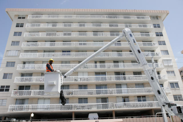 A construction worker in a lift bucket outside a condominium building in Miami, Florida. (Photo: Jeffrey Greenberg/UIG via Getty Images)