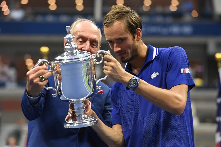 Daniil Medvedev y Stan Smith en la premiación del US Open 2021