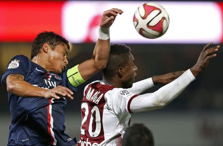 Metz's Modibo Maiga (R), challenges Paris St Germain's Thiago Silva during their French Ligue 1 soccer match at the Saint Symphorien stadium in Metz November 21, 2014. REUTERS/Vincent Kessler