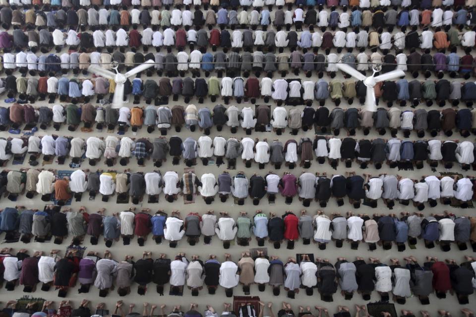 <p>Students perform a prayer on the first day of the holy fasting month of Ramadan at Ar-Raudlatul Hasanah Islamic boarding school in Medan, North Sumatra, Indonesia, May 27, 2017. (AP Photo/Binsar Bakkara) </p>