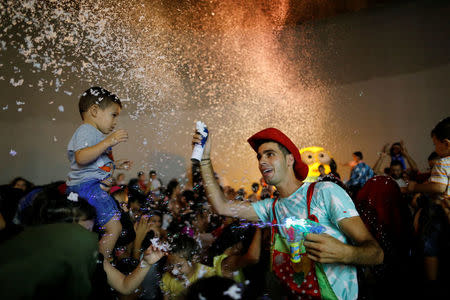 A performer entertains children during the summer vacation in the Israeli Arab city of Umm al-Fahm August 16, 2016. Picture taken August 16, 2016. REUTERS/Ammar Awad