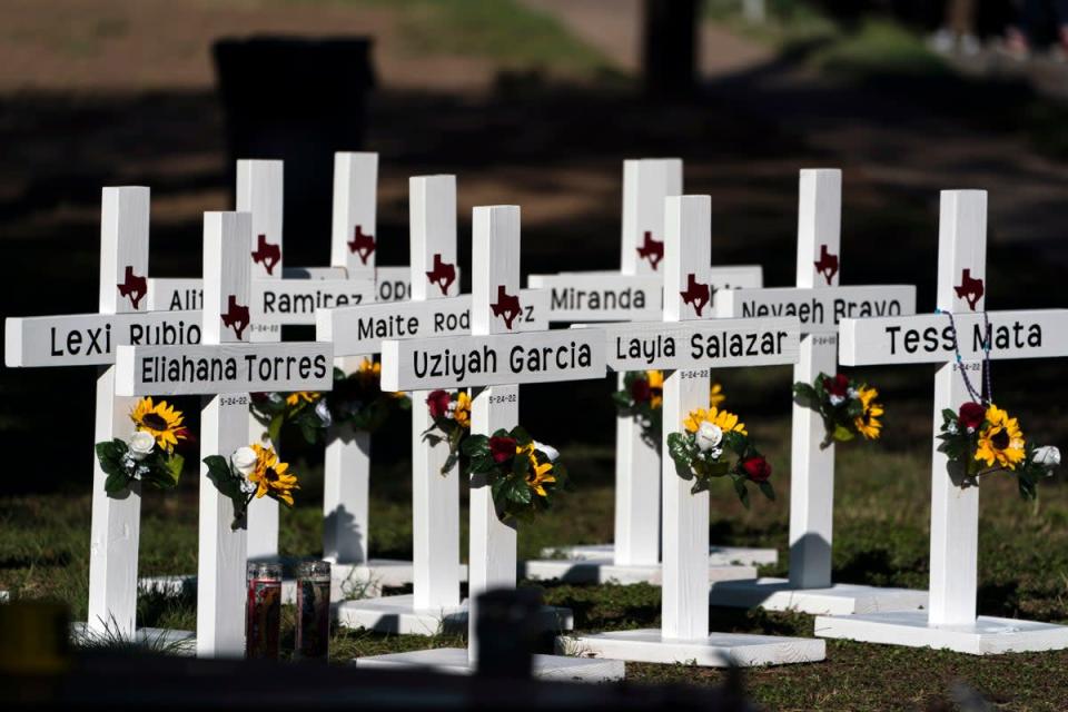 Cruces colocadas con los nombres de las víctimas del tiroteo del martes en el exterior de la escuela primaria Robb (Derechos de autor 2022 The Associated Press. Todos los derechos reservados)