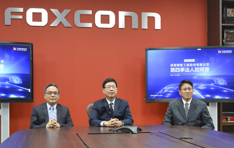 鴻海（FOXCONN）管理層，左起為財務長黃德才、董事長劉揚偉、企業溝通處主管暨發言人巫俊毅。檔案照／鴻海提供。