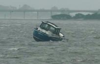 <p>Un barco se mece en las olas en el Golfo de México en Dunedin, Florida, antes de que el huracán Ian toque tierra el 28 de septiembre de 2022.</p> 