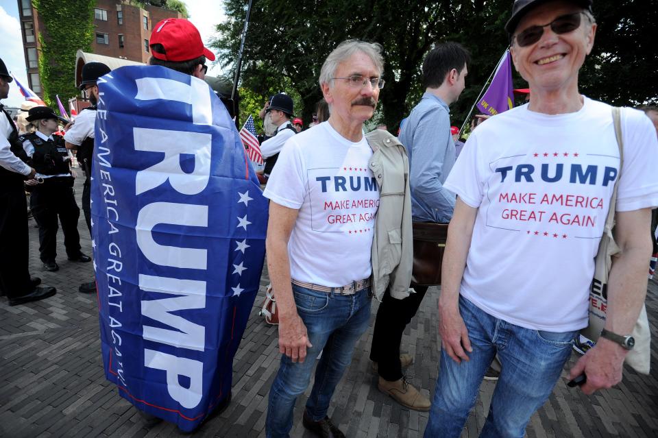 <p>Pro-Trump demonstrators gather outside the U.S. Embassy in London, July 14, 2018. (Photo: Finbarr Webster/REX/Shutterstock) </p>