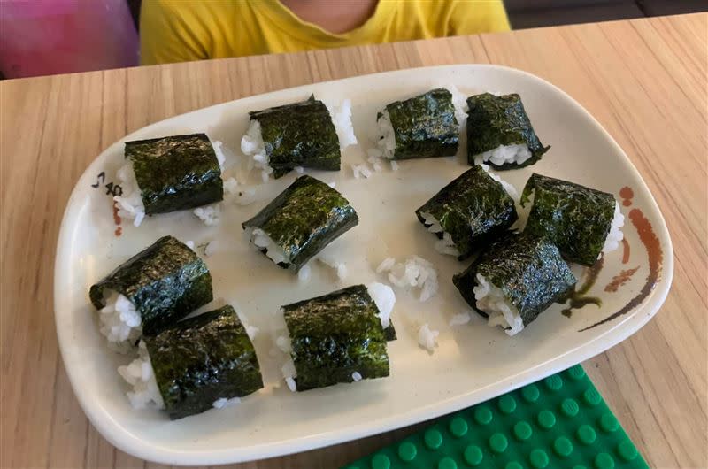 現在外甥不吃飯，她爸不僅一口一口餵，還要她下廚做成海苔包飯，以增加孩子的食欲。（圖／翻攝自爆怨公社）