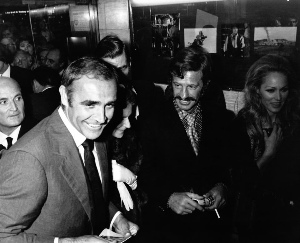 Les acteurs Sean Connery, Jean-Paul Belmondo et Ursula Andress. (Photo by STILLS/Gamma-Rapho via Getty Images)