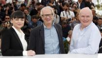 Director Ken Loach (C) poses with cast members Dave Johns (R) and Hayley Squires during a photocall for the film "I, Daniel Blake" in competition at the 69th Cannes Film Festival in Cannes, France, May 13, 2016.REUTERS/Jean-Paul Pelissier