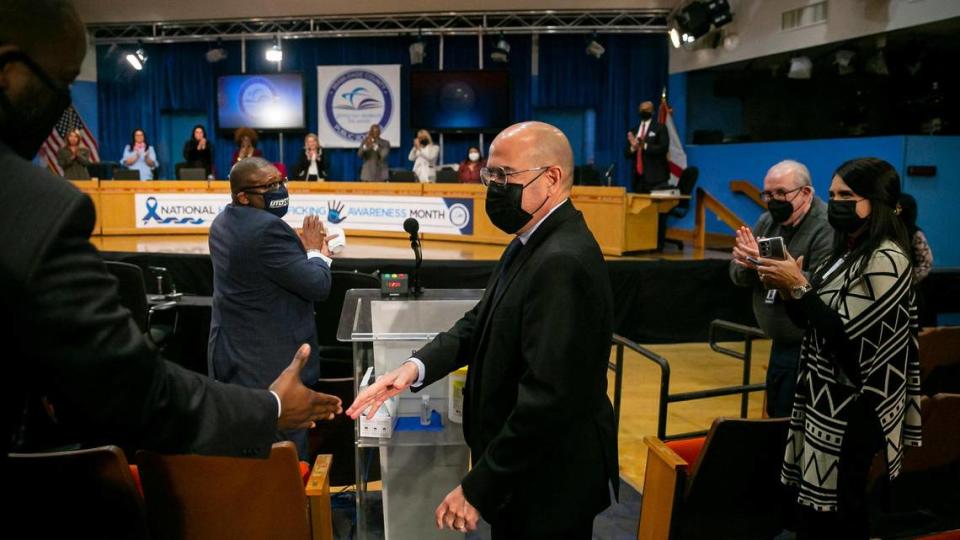 José Dotres es felicitado tras ser seleccionado por la Junta de Escuelas Públicas de Miami-Dade como el próximo superintendente en una votación de 6-3 durante una reunión especial en su sede en el centro de Miami, Florida, el lunes 24 de enero de 2022. Dotres, que actualmente es superintendente adjunto de las escuelas públicas del Condado Collier, fue uno de los tres finalistas que se postularon para el puesto de superintendente.