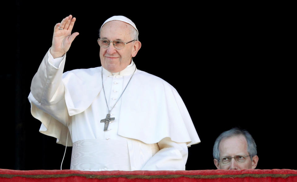 Pope Francis waves as he arrives to deliver the "Urbi et Orbi" message from the main balcony of Saint Peter's Basilica at the Vatican, December 25, 2018.  REUTERS/Max Rossi     TPX IMAGES OF THE DAY