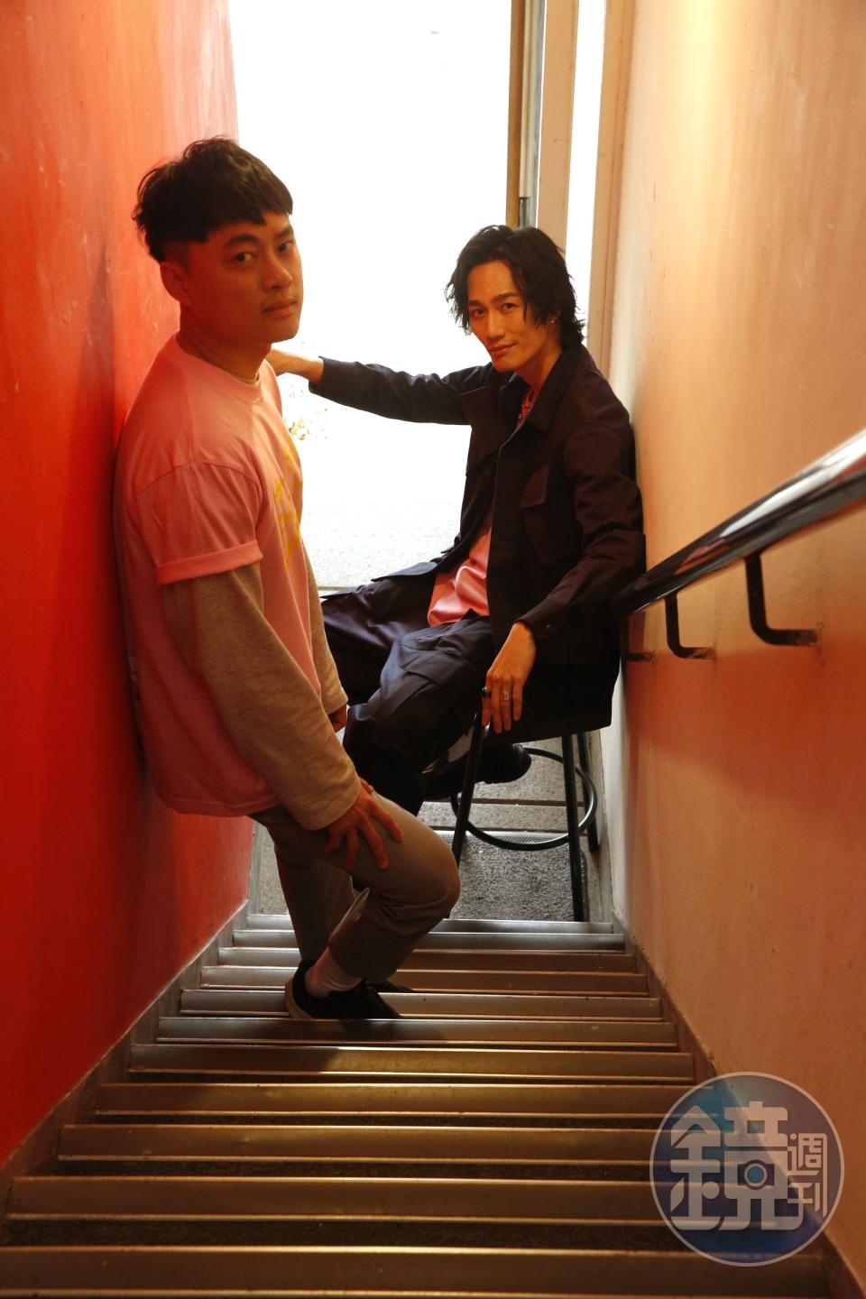 導演練建宏（左）先請李英宏（右）擔任電影配樂，接著相中他的喜感邀他演出。