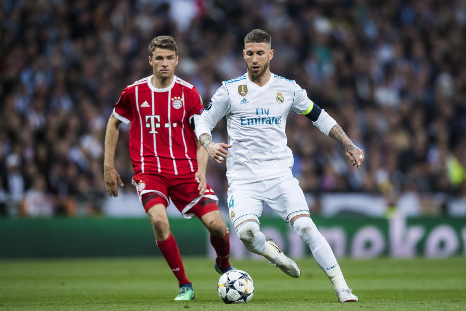 MADRID, SPAIN - MAY 01: Sergio Ramos (R) und  Thomas Muller im Duell 2018 (Photo by Power Sport Images/Getty Images)