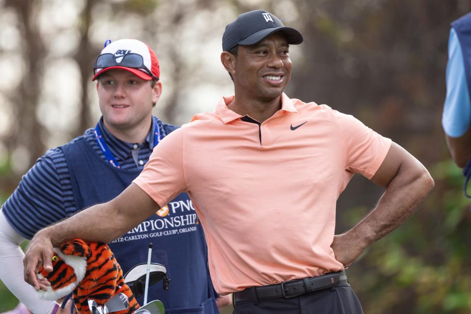 Normalmente estoico en el campo, Tiger Woods fue todo sonrisas durante la ronda del sábado.