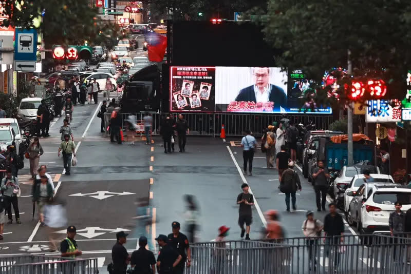 ▲聲援修法方的民團則出動2台大型宣傳車，播放訴求影片，但無過多民眾集結，多只是另一方民眾路過。（圖／記者葉政勳攝，2024.05.24）